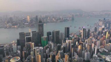 Hong Kong - Mayıs 2018: Hava görünümünü Causeway Bay bölge ve Victoria Limanı, şehir şehir merkezinde ile konut ve Ofis binalar ve gökdelenler, yüksek yoğunluklu geliştirme, dron 4 k'dan fazla vurdu