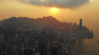 Hong Kong - Mayıs 2018: Victoria Peak, Victoria Harbour, Hong Kong şehir üzerinde bir günbatımı hava görünümünü. Sıkıca gökdelenler inşa. 