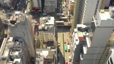 Hong Kong - Mayıs 2018: Havadan görünümü Causeway Bay bölgesinin şehir şehir merkezindeki konut ve iş binalar ve gökdelenler, yüksek yoğunluklu geliştirme, Robot 4k atış