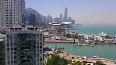 Hong Kong - Mayıs 2018: Victoria Harbour, konut ve iş binalar ve gökdelenler ile şehir merkezinde şehir üzerinde Causeway Bay bölgesinin havadan görünümü.