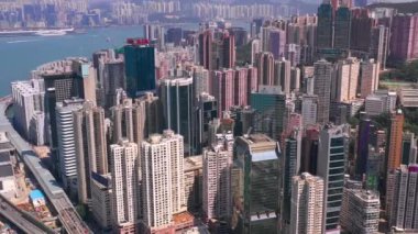 Hong Kong - Mayıs 2018: Victoria Harbour, konut ve iş binalar ve gökdelenler ile şehir merkezinde şehir üzerinde Causeway Bay bölgesinin havadan görünümü.