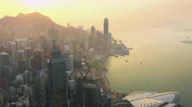Hong Kong - Mayıs 2018: Victoria Peak, Victoria Harbour, Hong Kong şehir üzerinde bir günbatımı hava görünümünü. Sıkıca gökdelenler inşa. 