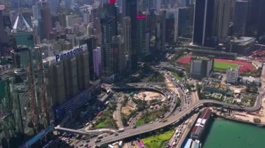Hong Kong - Mayıs 2018: Victoria Harbour, konut ve iş binalar ve gökdelenler ile şehir merkezinde şehir üzerinde Causeway Bay bölgesinin havadan görünümü.