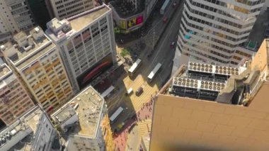 Hong Kong - Mayıs 2018: Havadan görünümü Causeway Bay bölgesinin şehir şehir merkezindeki konut ve iş binalar ve gökdelenler, yüksek yoğunluklu geliştirme, Robot 4k atış