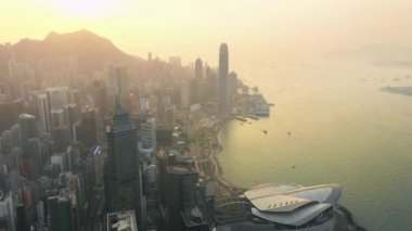 Hong Kong - Mayıs 2018: Victoria Peak, Victoria Harbour, Hong Kong şehir üzerinde bir günbatımı hava görünümünü. Sıkıca gökdelenler inşa. 