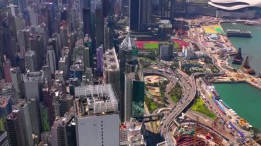 Hong Kong - Mayıs 2018: Victoria Harbour, konut ve iş binalar ve gökdelenler ile şehir merkezinde şehir üzerinde Causeway Bay bölgesinin havadan görünümü.
