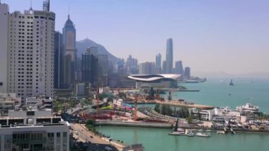 Hong Kong - Mayıs 2018: Victoria Harbour, konut ve iş binalar ve gökdelenler ile şehir merkezinde şehir üzerinde Causeway Bay bölgesinin havadan görünümü.