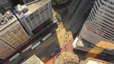 Hong Kong - Mayıs 2018: Havadan görünümü Causeway Bay bölgesinin şehir şehir merkezindeki konut ve iş binalar ve gökdelenler, yüksek yoğunluklu geliştirme, Robot 4k atış