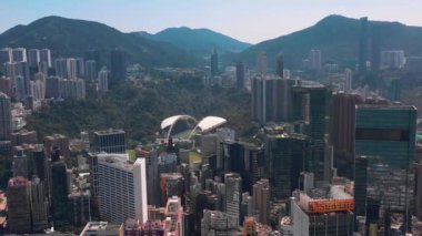 Hong Kong - Mayıs 2018: Victoria Harbour, konut ve iş binalar ve gökdelenler ile şehir merkezinde şehir üzerinde Causeway Bay bölgesinin havadan görünümü.