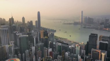 Hong Kong - Mayıs 2018: Victoria Peak, Victoria Harbour, Hong Kong şehir üzerinde bir günbatımı hava görünümünü. Sıkıca gökdelenler inşa. 