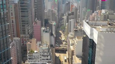 Hong Kong - Mayıs 2018: Havadan görünümü Causeway Bay bölgesinin şehir şehir merkezindeki konut ve iş binalar ve gökdelenler, yüksek yoğunluklu geliştirme, Robot 4k atış