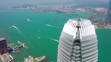 Hong Kong - Mayıs 2018: Havadan görünümü ve Victoria Limanı ', konut ve ofis binaları gökdelenler. 4 k'dan fazla vurdu casus uçak