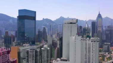 Hong Kong - Mayıs 2018: Victoria Harbour, konut ve iş binalar ve gökdelenler ile şehir merkezinde şehir üzerinde Causeway Bay bölgesinin havadan görünümü.
