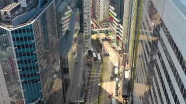 Hong Kong - Mayıs 2018: Havadan görünümü Causeway Bay bölgesinin şehir şehir merkezindeki konut ve iş binalar ve gökdelenler, yüksek yoğunluklu geliştirme, Robot 4k atış