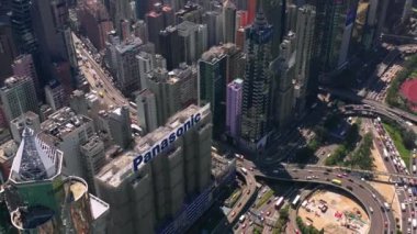 Hong Kong - Mayıs 2018: Victoria Harbour, konut ve iş binalar ve gökdelenler ile şehir merkezinde şehir üzerinde Causeway Bay bölgesinin havadan görünümü.