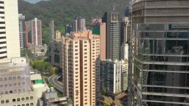 Hong Kong - Mayıs 2018: Havadan görünümü Causeway Bay bölgesinin şehir şehir merkezindeki konut ve iş binalar ve gökdelenler, yüksek yoğunluklu geliştirme, Robot 4k atış