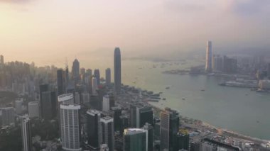 Hong Kong - Mayıs 2018: Victoria Peak, Victoria Harbour, Hong Kong şehir üzerinde bir günbatımı hava görünümünü. Sıkıca gökdelenler inşa. 