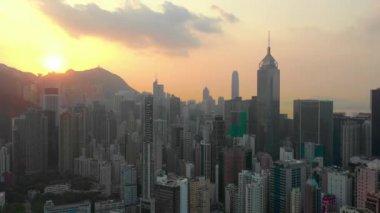 Hong Kong - Mayıs 2018: Victoria Peak, Victoria Harbour, Hong Kong şehir üzerinde bir günbatımı hava görünümünü. Sıkıca gökdelenler inşa.
