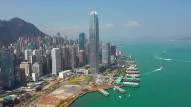 Hong Kong - Mayıs 2018: Hava görünümünü Causeway Bay bölge ve Victoria Limanı, şehir şehir merkezinde ile konut ve Ofis binalar ve gökdelenler, yüksek yoğunluklu geliştirme, dron 4 k'dan fazla vurdu