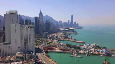 Hong Kong - Mayıs 2018: Victoria Harbour, konut ve iş binalar ve gökdelenler ile şehir merkezinde şehir üzerinde Causeway Bay bölgesinin havadan görünümü.