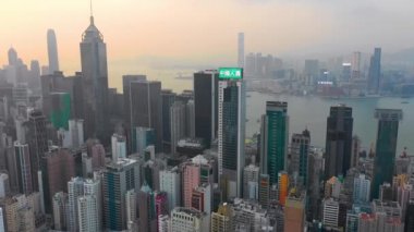 Hong Kong - Mayıs 2018: Victoria Peak, Victoria Harbour, Hong Kong şehir üzerinde bir günbatımı hava görünümünü. Sıkıca gökdelenler inşa.