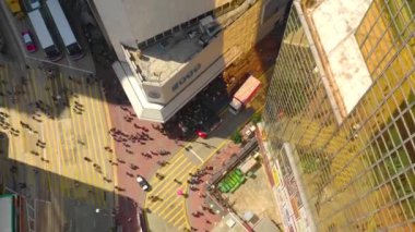 Hong Kong - Mayıs 2018: Havadan görünümü Causeway Bay bölgesinin şehir şehir merkezindeki konut ve iş binalar ve gökdelenler, yüksek yoğunluklu geliştirme, Robot 4k atış