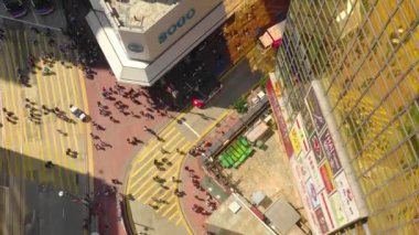 Hong Kong - Mayıs 2018: Havadan görünümü Causeway Bay bölgesinin şehir şehir merkezindeki konut ve iş binalar ve gökdelenler, yüksek yoğunluklu geliştirme, Robot 4k atış