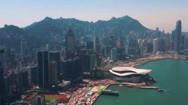 Hong Kong - Mayıs 2018: Victoria Harbour, konut ve iş binalar ve gökdelenler ile şehir merkezinde şehir üzerinde Causeway Bay bölgesinin havadan görünümü.