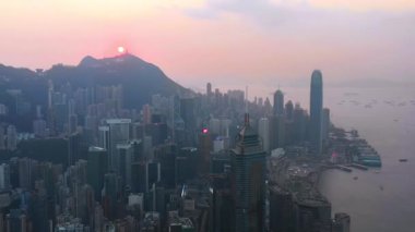 Hong Kong - Mayıs 2018: Victoria Peak, Victoria Harbour, Hong Kong şehir üzerinde bir günbatımı hava görünümünü. Sıkıca gökdelenler inşa.