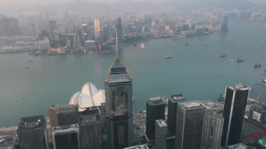 Hong Kong - Mayıs 2018: Hava görünümünü Causeway Bay bölge ve Victoria Limanı, şehir şehir merkezinde ile konut ve Ofis binalar ve gökdelenler, yüksek yoğunluklu geliştirme, dron 4 k'dan fazla vurdu