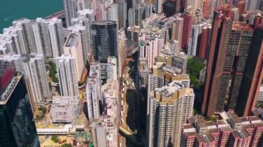 Hong Kong - Mayıs 2018: Victoria Harbour, konut ve iş binalar ve gökdelenler ile şehir merkezinde şehir üzerinde Causeway Bay bölgesinin havadan görünümü.