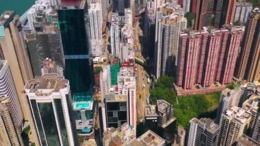 Hong Kong - Mayıs 2018: Victoria Harbour, konut ve iş binalar ve gökdelenler ile şehir merkezinde şehir üzerinde Causeway Bay bölgesinin havadan görünümü.