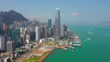 Hong Kong - Mayıs 2018: Hava görünümünü Causeway Bay bölge ve Victoria Limanı, şehir şehir merkezinde ile konut ve Ofis binalar ve gökdelenler, yüksek yoğunluklu geliştirme, dron 4 k'dan fazla vurdu