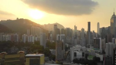 Hong Kong - Mayıs 2018: Victoria Peak, Victoria Harbour, Hong Kong şehir üzerinde bir günbatımı hava görünümünü. Sıkıca gökdelenler inşa.  