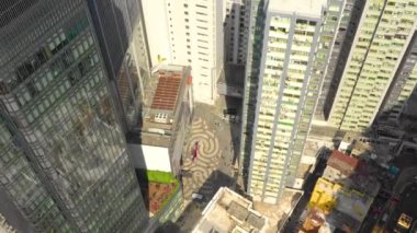 Hong Kong - Mayıs 2018: Havadan görünümü Causeway Bay bölgesinin şehir şehir merkezindeki konut ve iş binalar ve gökdelenler, yüksek yoğunluklu geliştirme, Robot 4k atış