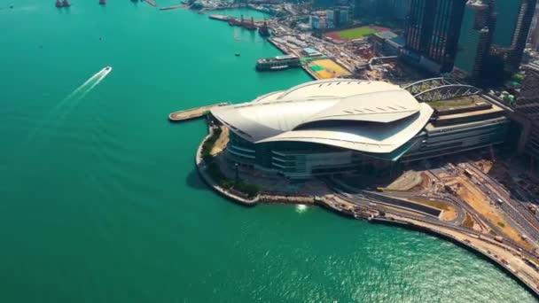2018年5月 铜锣湾区和维多利亚港的鸟图 市区设有住宅和办公楼及摩天大楼 高密度开发 无人机拍摄4K — 图库视频影像