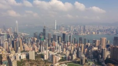 Hong Kong - Mayıs 2018: Causeway Bay ve Victoria Körfezi, konut ve ofis binaları ve gökdelenler havadan görünümü.