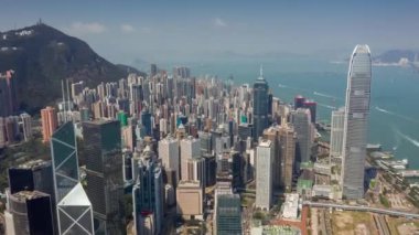 Hong Kong - Mayıs 2018: Causeway Bay ve Victoria Körfezi, konut ve ofis binaları ve gökdelenler havadan görünümü.