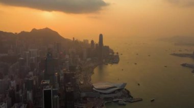 Hong Kong - Mayıs 2018: Merkezi bölgesinde yer alan ve Victoria Bay hava görünümünü. Victoria peak bulutlar ile üzerinden günbatımı.