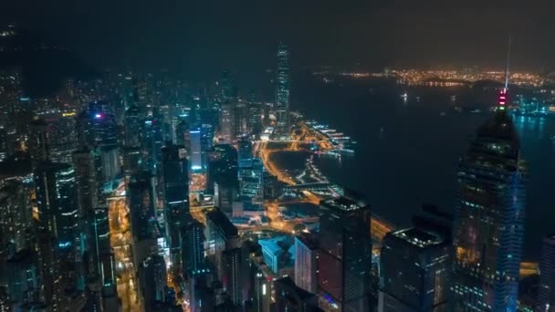 HONG KONG - MAIO 2018: Vista da timelapse aérea de Causeway Bay e Wan Chai disrtict, cidade de cima à noite . — Vídeo de Stock