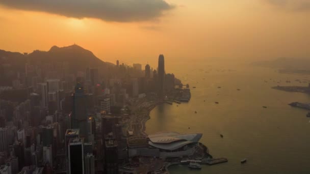 HONG KONG - MAYO 2018: Vista aérea del distrito central y la bahía de Victoria. Puesta de sol sobre el pico Victoria con nubes . — Vídeo de stock