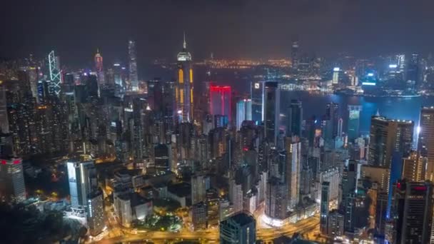 HONG KONG - MAYO 2018: Vista del timelapse aéreo de Causeway Bay y Wan Chai disrtict, ciudad desde arriba por la noche . — Vídeo de stock