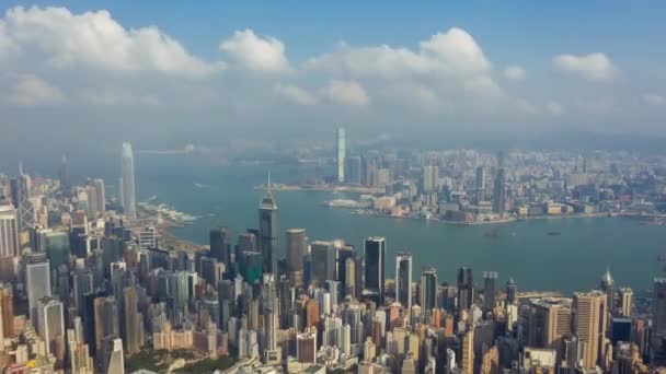 HONG KONG - MAIO 2018: Vista aérea da Baía de Causeway e da Baía de Victoria, edifícios residenciais e de escritórios e arranha-céus . — Vídeo de Stock