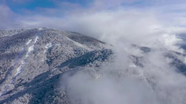 Gorki Gorod Kafkasya dağlarının hava peyzaj bakışta güneşli bir gün, Sochi, Rusya Federasyonu.