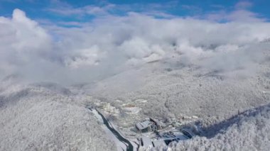 Gorki Gorod Kafkasya dağlarının hava peyzaj bakışta güneşli bir gün, Sochi, Rusya Federasyonu.