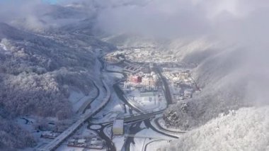 Kayak Merkezi Gorki Gorod Kafkasya dağlarında, Sochi, Rusya Federasyonu Hava görünümünü. Dağ yollarında yukarıdan.