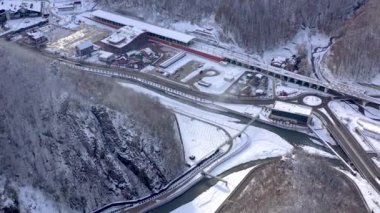 Kayak Merkezi Gorki Gorod Kafkasya dağlarında, Sochi, Rusya Federasyonu Hava görünümünü. Konut ve otel yukarıdan.