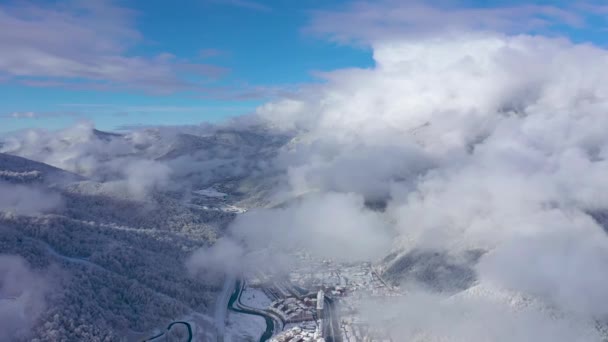 Vista aérea del paisaje de las montañas del Cáucaso en Gorki Gorod en el día soleado, Sochi, Rusia . — Vídeos de Stock