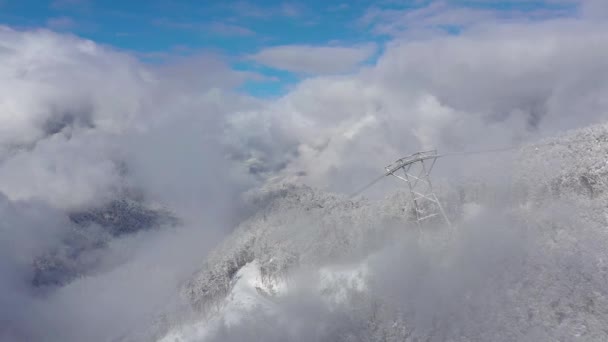 晴れた日、ソチは、ロシアのゴーリキー キタイガロドでコーカサス山脈の空中風景を見る. — ストック動画