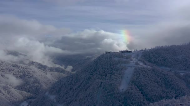 Vue aérienne du paysage des montagnes du Caucase à Gorki Gorod par temps ensoleillé, Sotchi, Russie . — Video